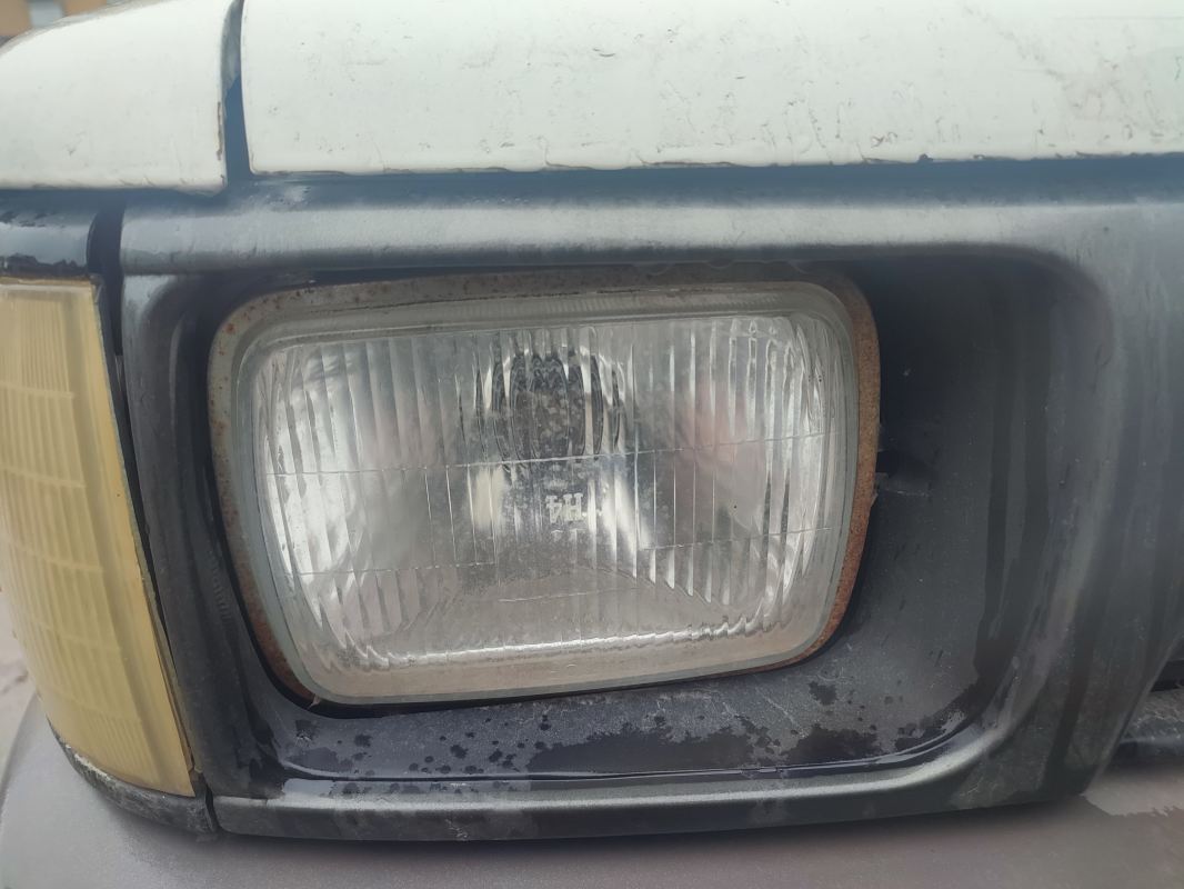 Pair Koito H4 Headlamps For Toyota Hilux LN85 LN90 LN106 – Chrome Housing, 12V Halogen
